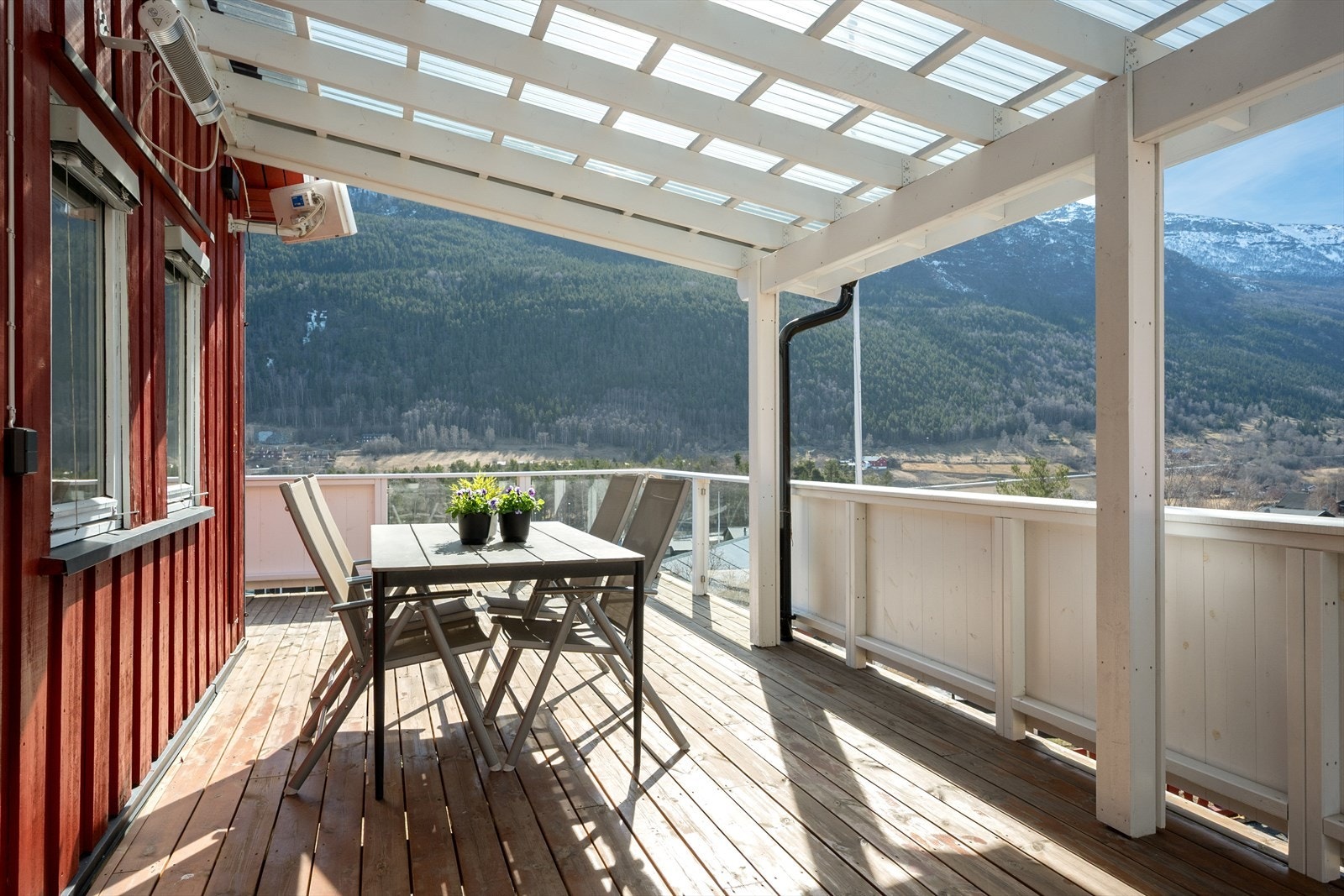 Verandaen er delvis overbygget, perfekt for å nyte lange kvelder ute. Galleribilde