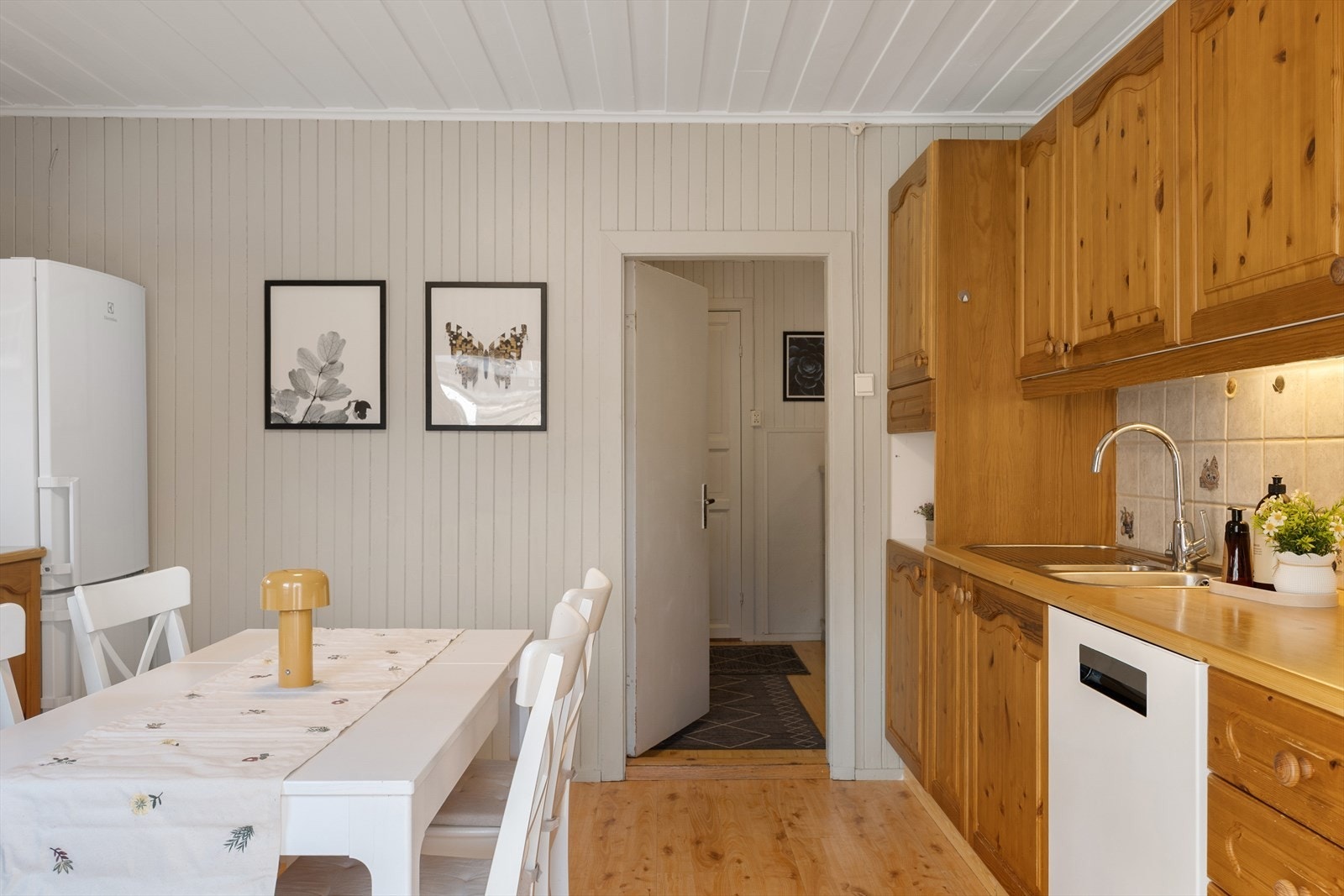 Kjøkkenet er et sosialt rom som ligger sentralt i boligens hovedetasje. Galleribilde