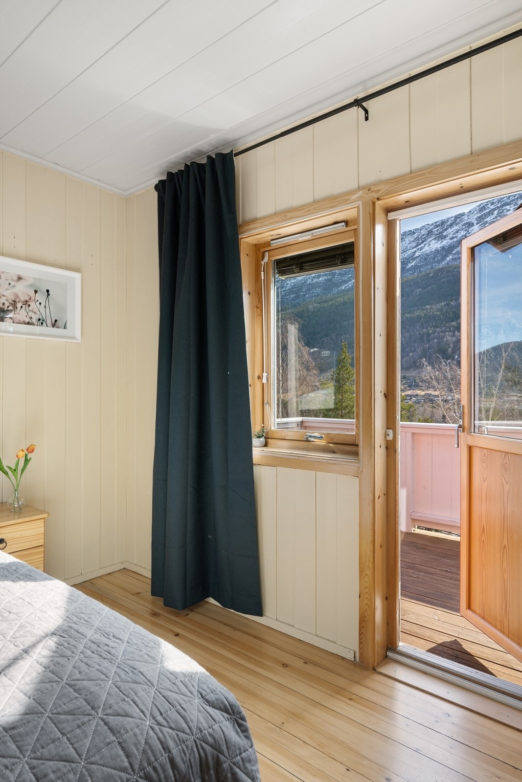 Fra hovedsoverommet kan du gå rett ut på den romslige verandaen. Galleribilde
