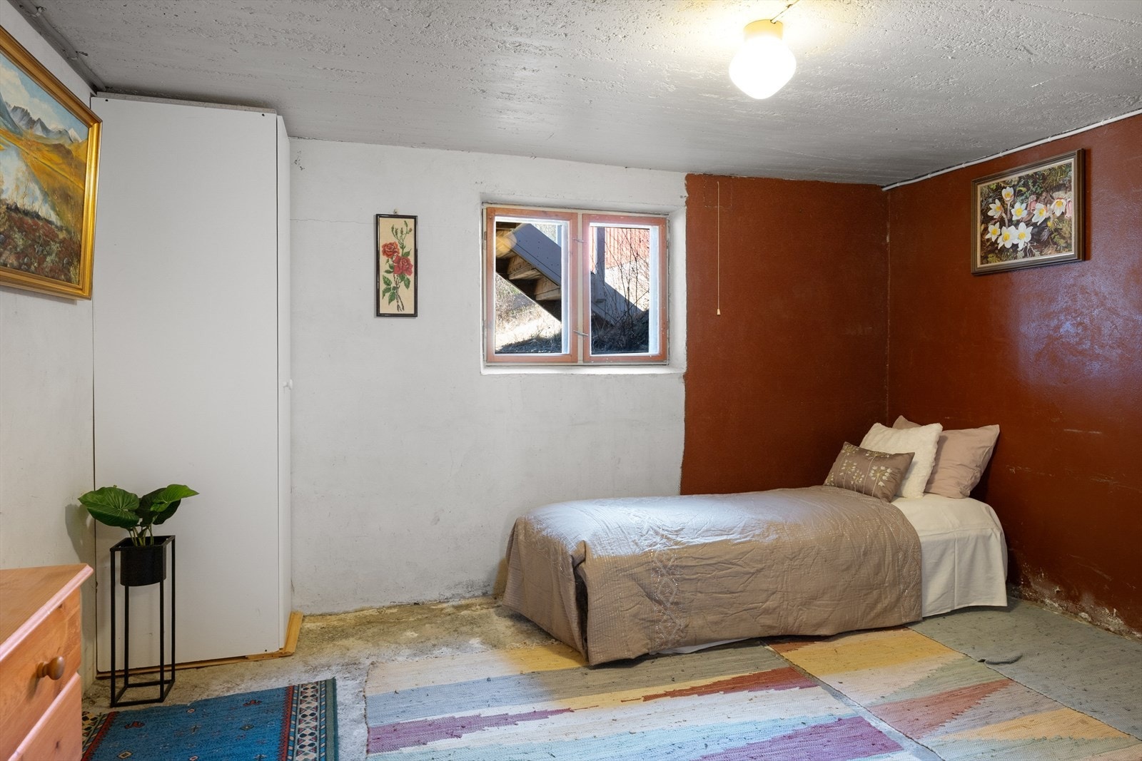 Det er en romslig bod i kjelleren. Bruk av rommet til varig opphold er søknadspliktig, og er ikke godkjent som soverom. Galleribilde