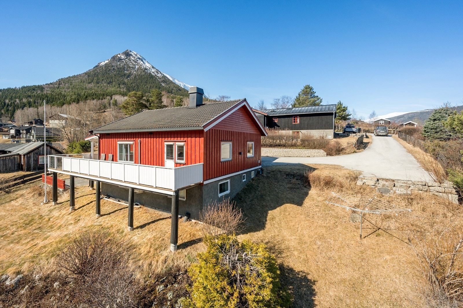 Enebolig beliggende i det familievennlige og veletablerte boligfeltet Prestgardsskogen i Lom. Lom er en nasjonalparklandsby, beliggende med kort avstand til både Jotunheimen, Breheimen og Reinheimen. Galleribilde