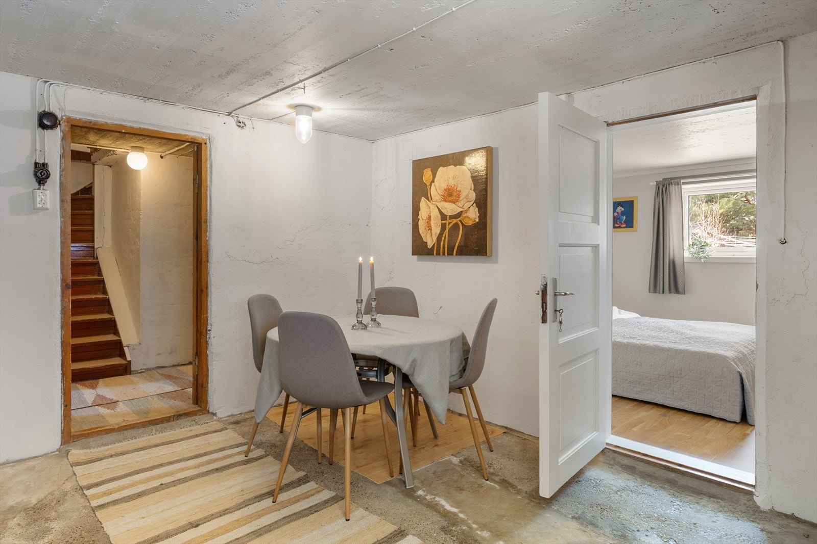 Fra kjellerrommet er det adkomst til et innredet rom og den plassbygde trappen opp til hovedetasjen. Galleribilde