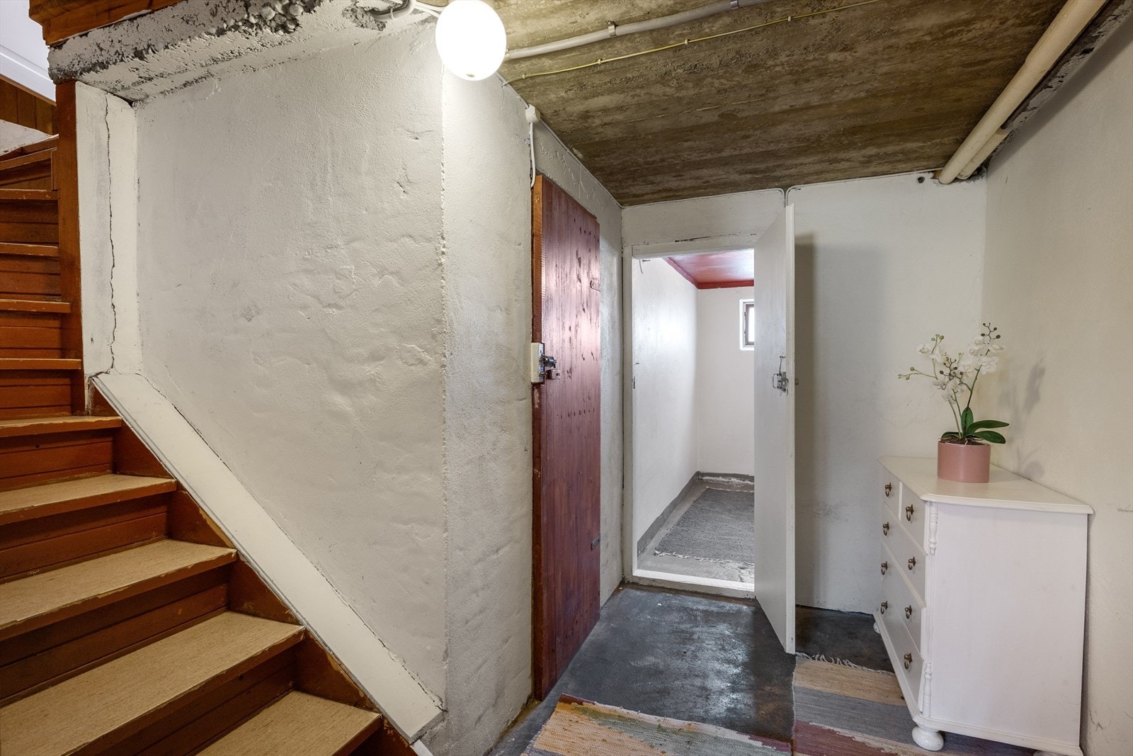 Trappegang i kjelleren. Galleribilde