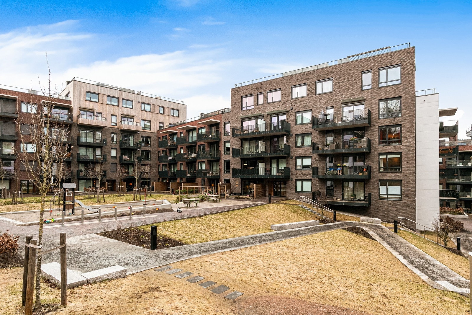 Fellesområde med hyggelig lekeplass for barn. Galleribilde