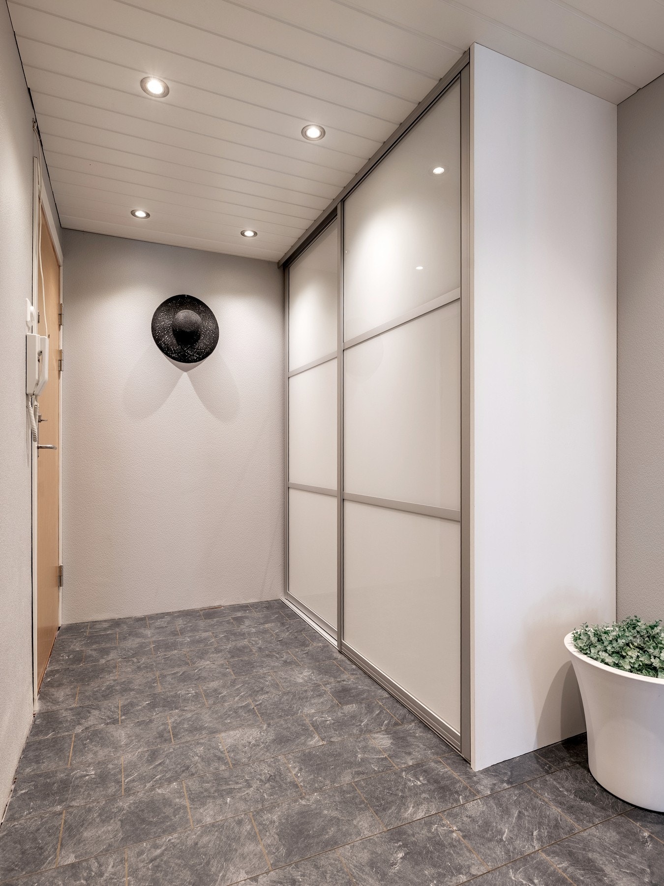 Entréen er tiltalende med laminat på gulv og lysmalte vegger. Galleribilde