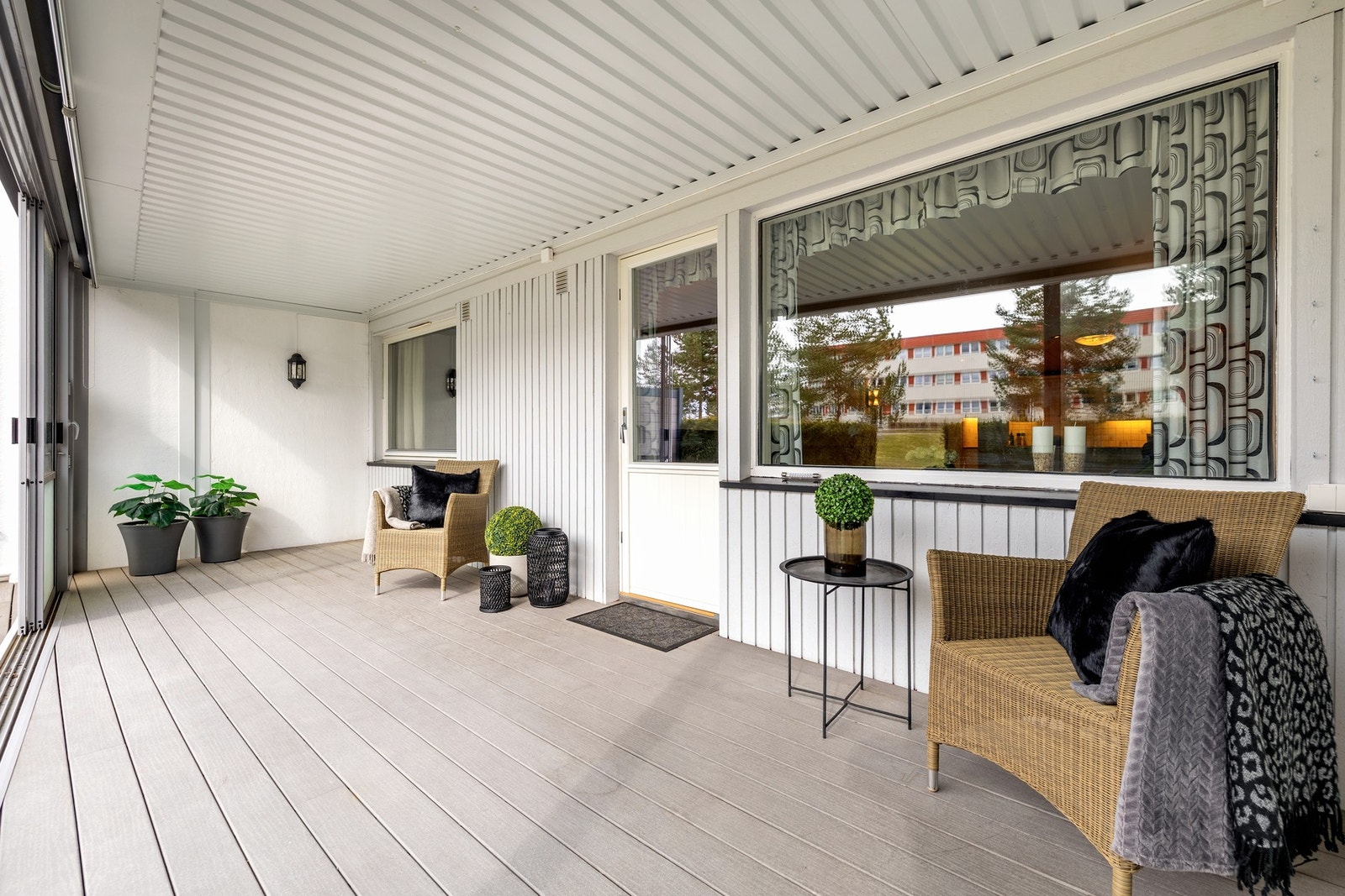 Både balkongen og terrassen har god plass til utemøbler. Galleribilde