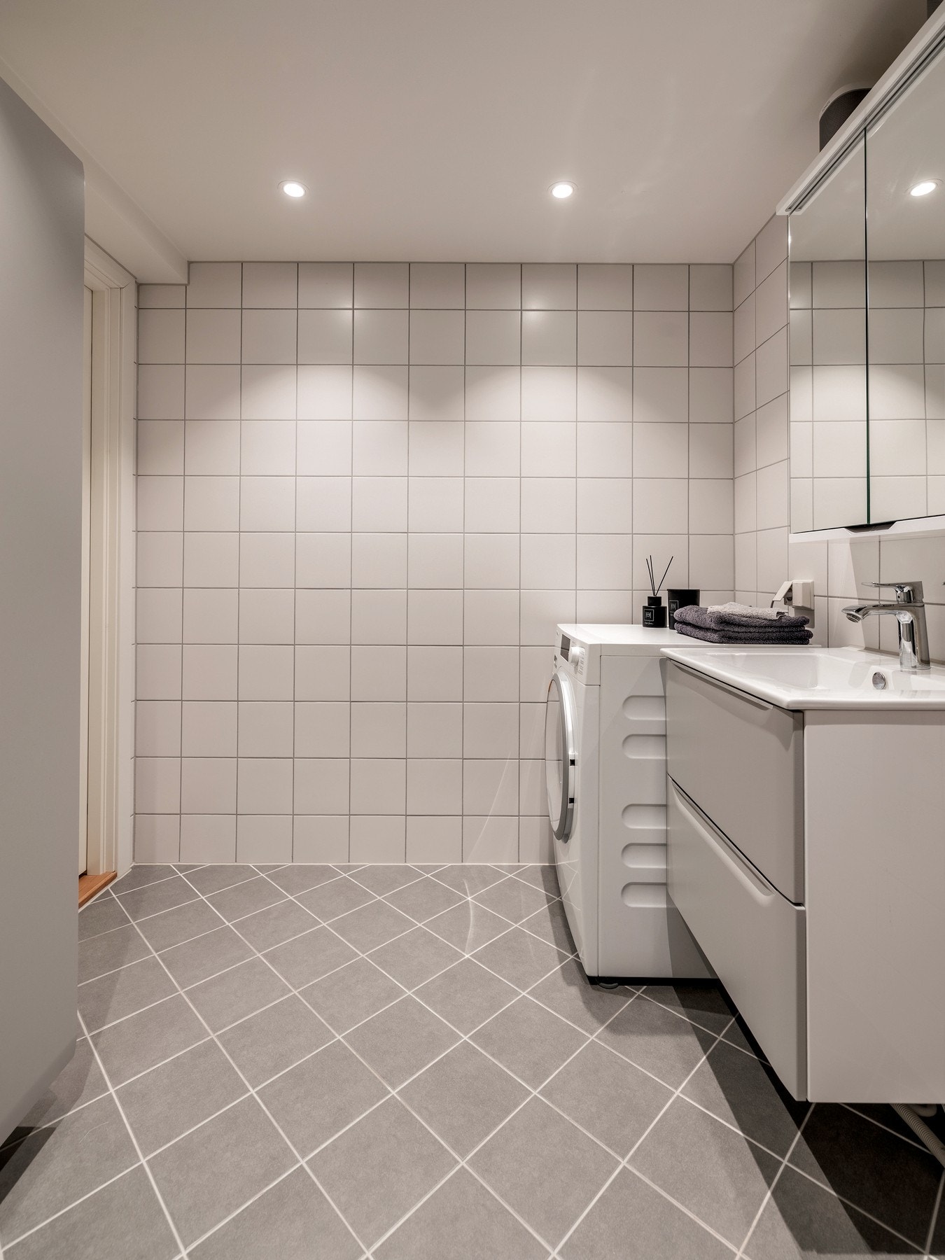 Badet er utstyrt med flislagte vegger- og gulv, varmekabler og innfelt downlights. Galleribilde