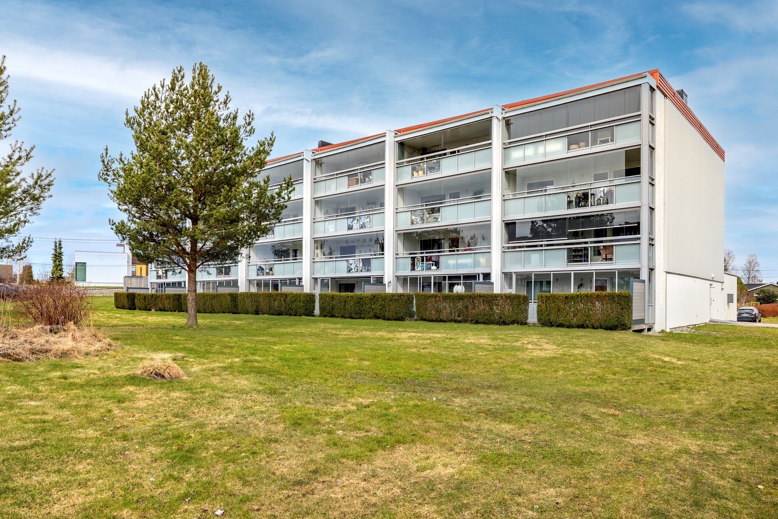 Dette er en lys og pen 2-roms leilighet med attraktiv og barnevennlig beliggenhet på Hellerasten/Tårnåsen. Galleribilde