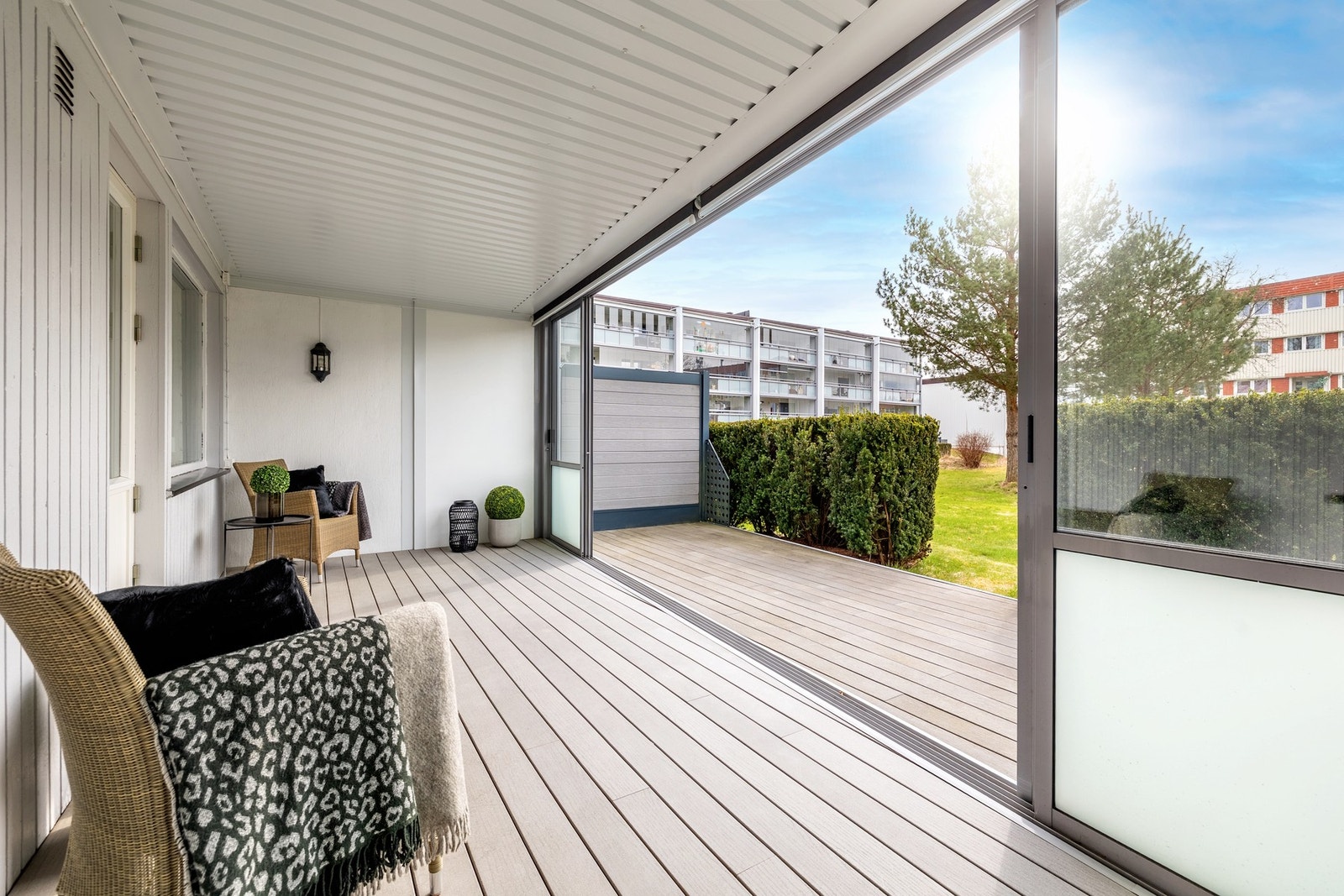 Fra stuen er det utgang til en innglasset balkong på ca. 16 kvm, og videre til en terrasse på ca. 14 kvm. Galleribilde