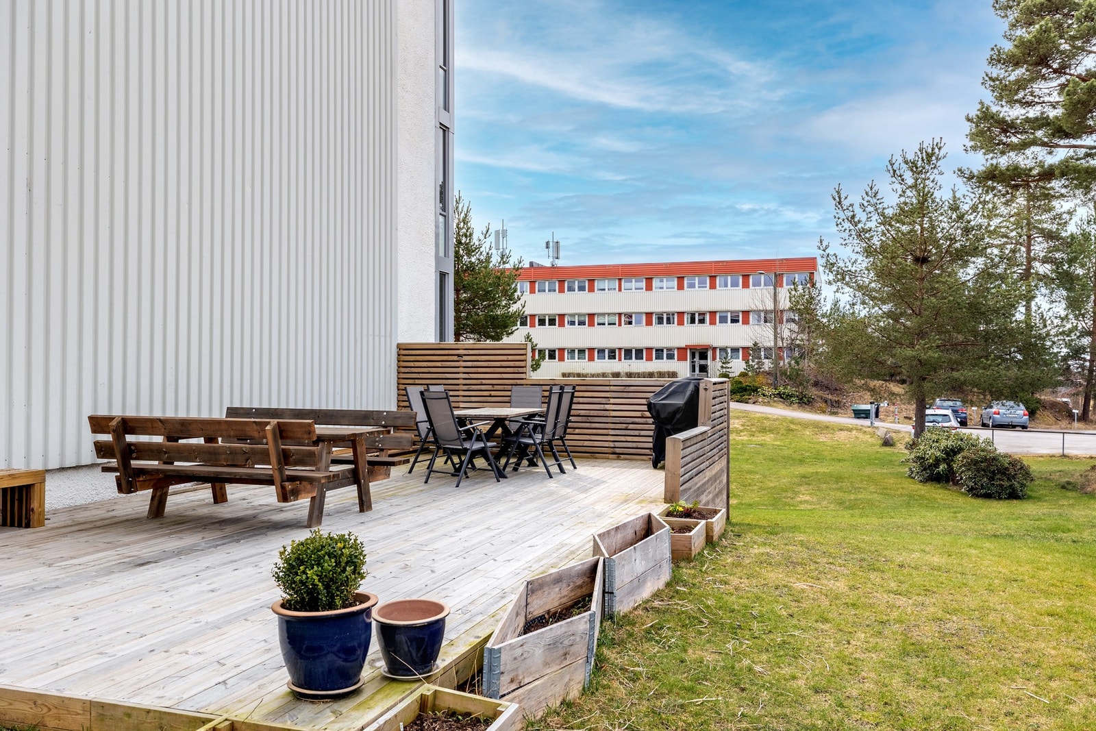 Borettslaget byr på et stort fellesareal, pent opparbeidet med asfalterte adkomstveier, gressplener med felles sittegrupper, trær og beplantning. Galleribilde