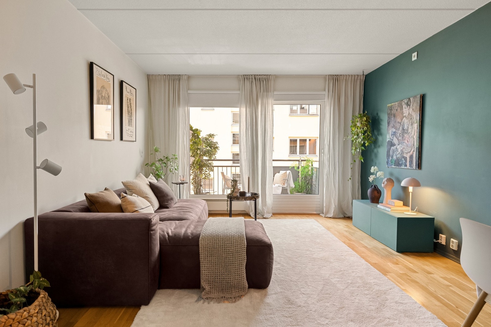Plass til sofagruppe, mediemøblement, spisestue og annen ønsket innredning. Galleribilde