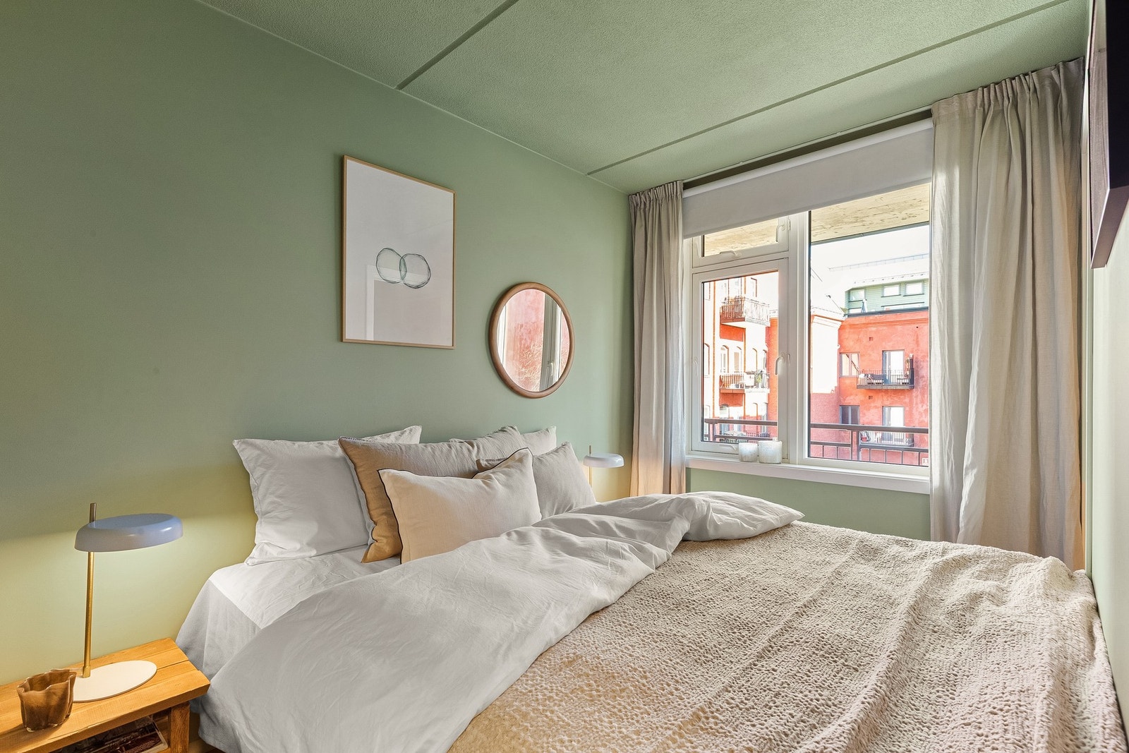 Lyst og praktisk soverom vendt mot rolig bakgård. Her er det plass til stor dobbeltseng med nattbord på hver side. Galleribilde