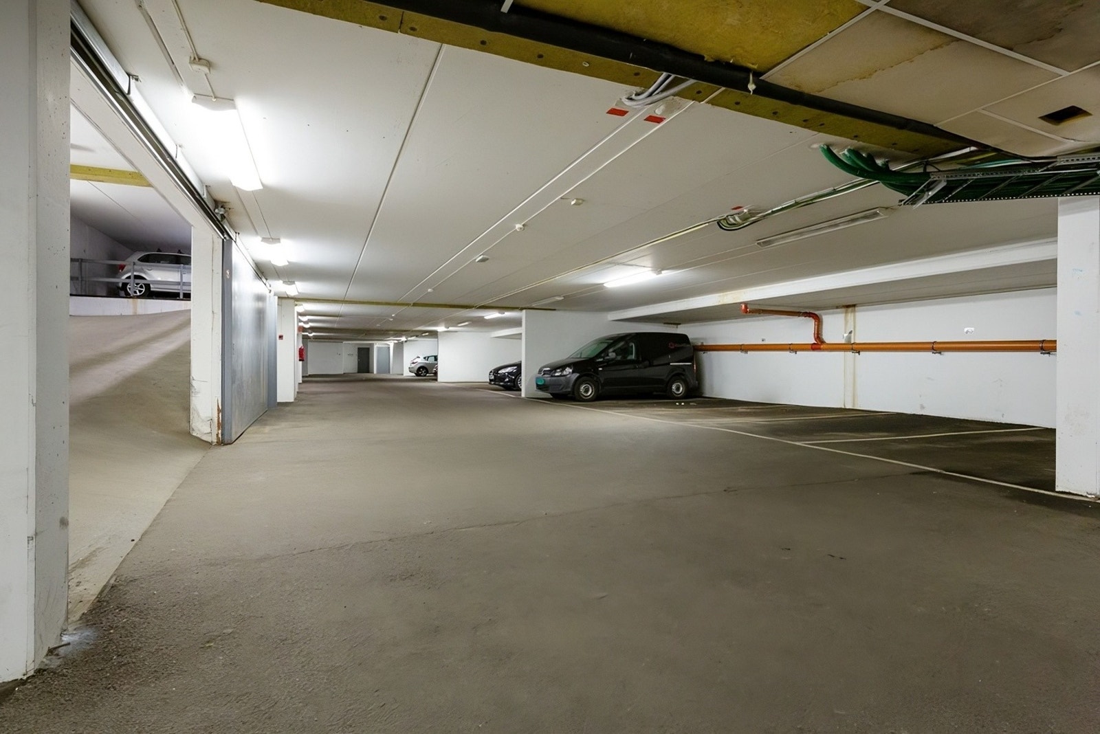 Garasjeplasser med elbil-lader i tilknyttet garasjeanlegg tilgjengelig for utleie. Galleribilde