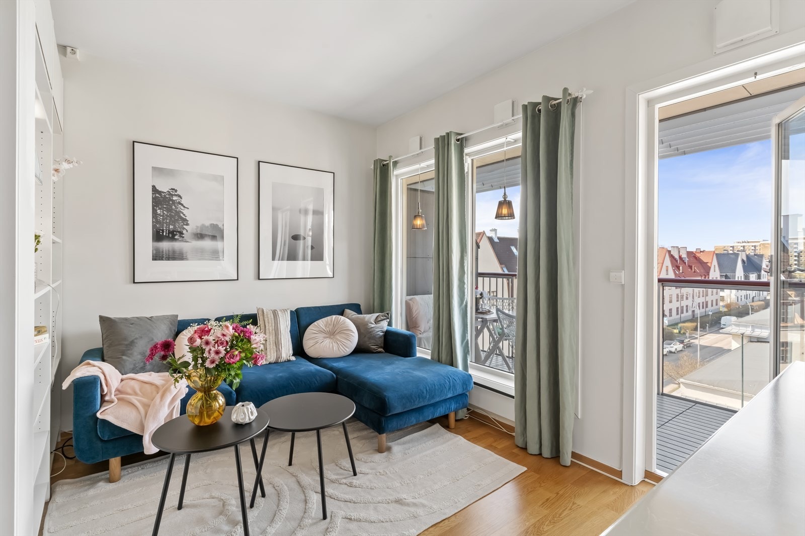 Leiligheten ligger i byggets toppetasje m/heis og ideelle lysforhold. Galleribilde