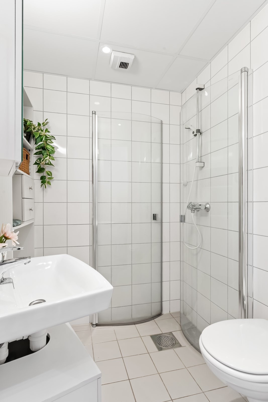 Rommet fremstår moderne med helflisede flater. Galleribilde