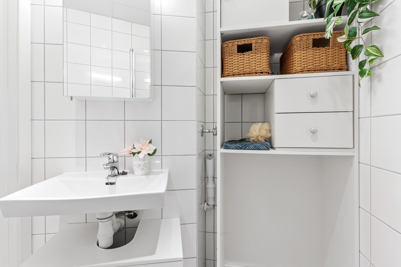 Badet har en behagelig atmosfære og god plass til både hverdagsbruk og praktiske funksjoner som vaskemaskin. Galleribilde