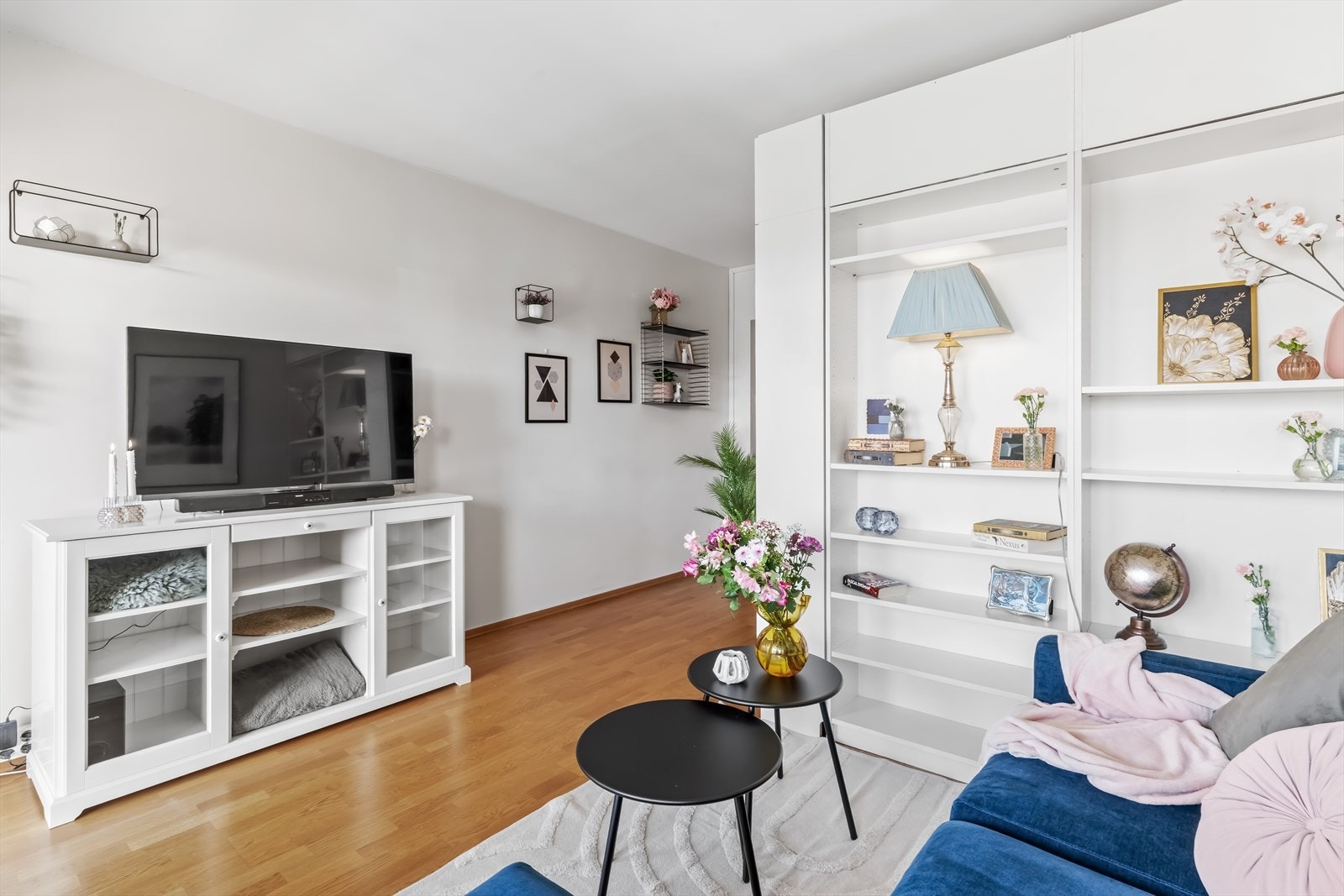 Her er det 3-stavs parkett på gulv og malte flater i både tak og vegger. Galleribilde