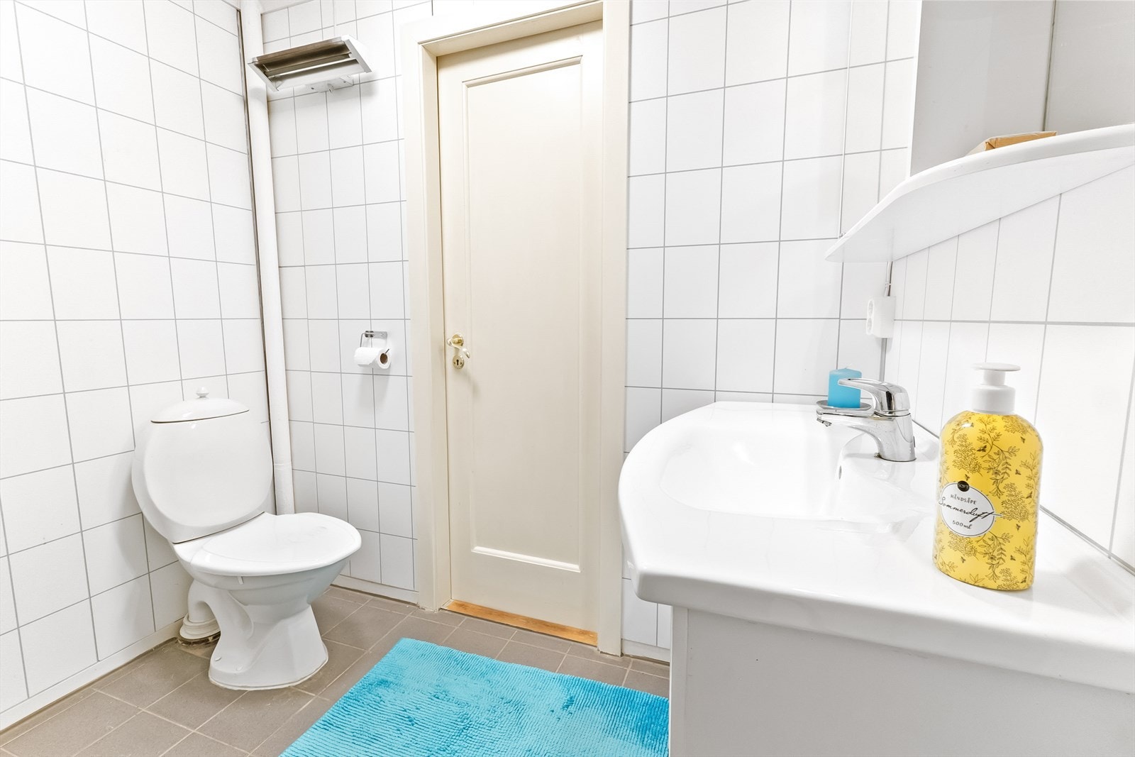 Renovert toalettrom på loftet. Galleribilde