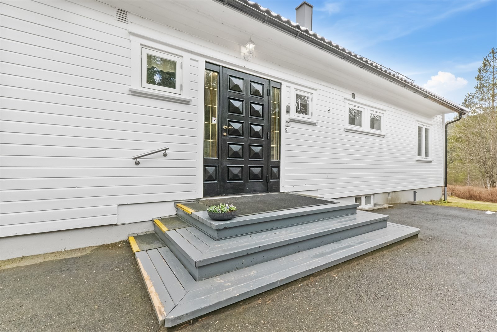 Inngangsparti med asfaltert gårdsrom. Galleribilde