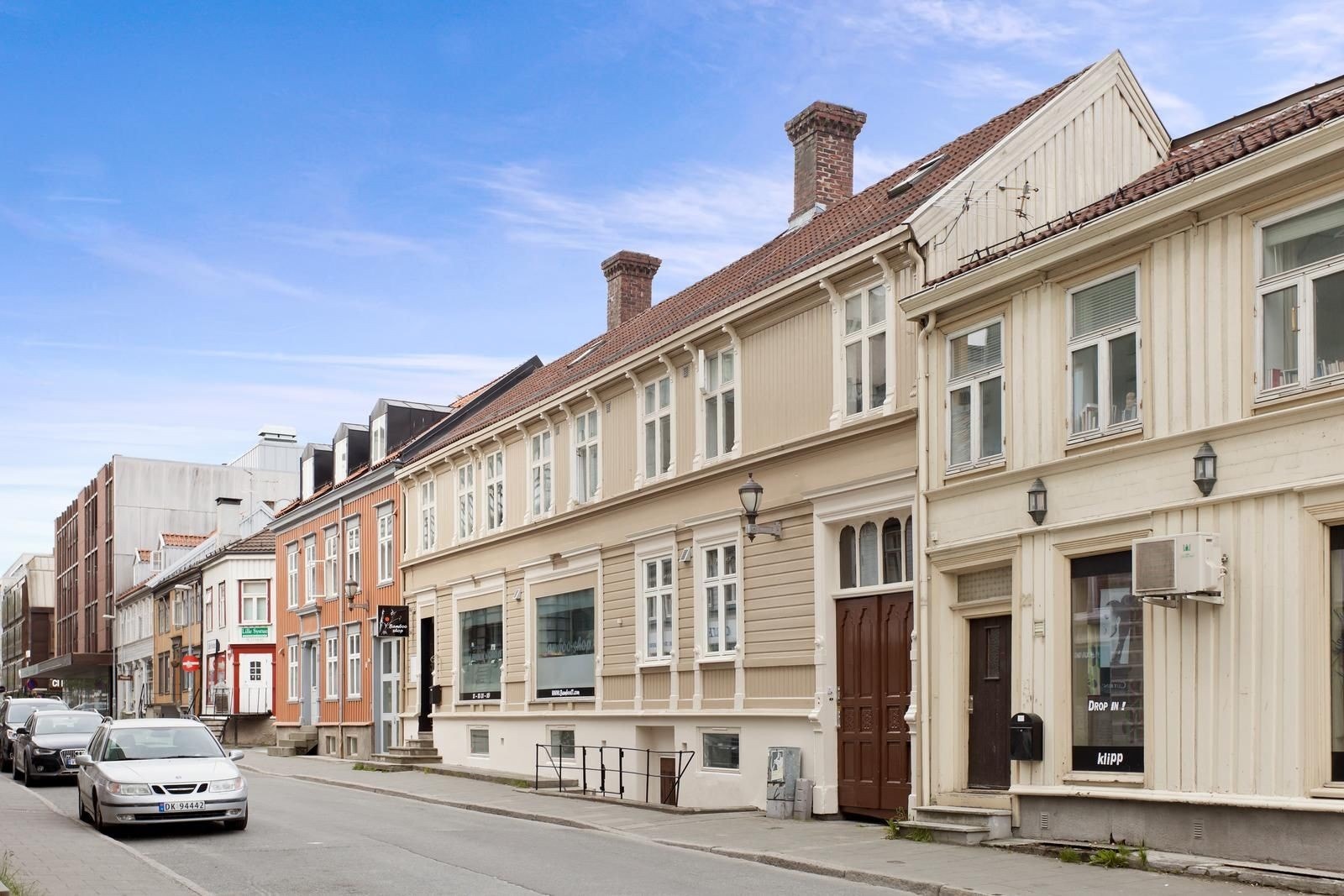 Fasade: Leiligheten ligger sentralt plassert i sentrum. Galleribilde