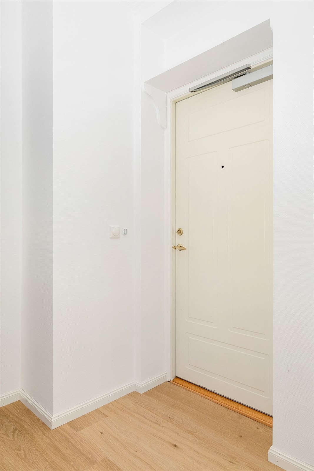 I det du kommer inn døren blir du møtt av en lys entré, hvor det er plass til sko og henge fra seg yttertøyet. Galleribilde