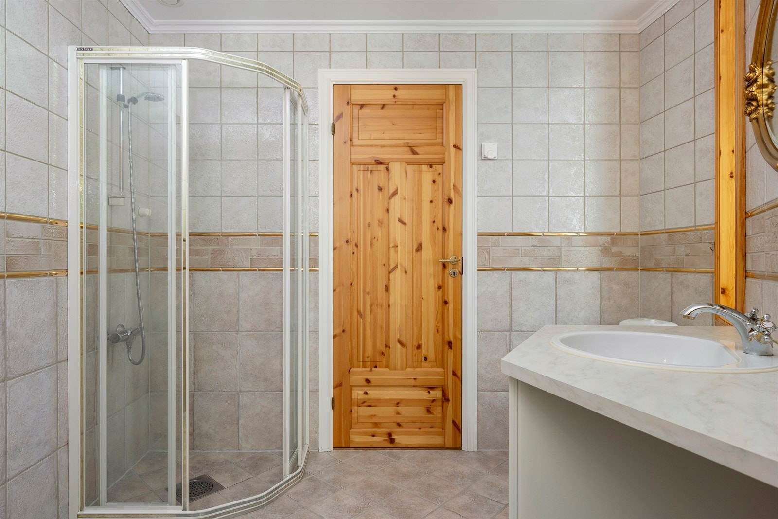 Badet er helfliset, med varme i gulvet. Det er for øvrig varme i alle gulvene i leiligheten. Galleribilde