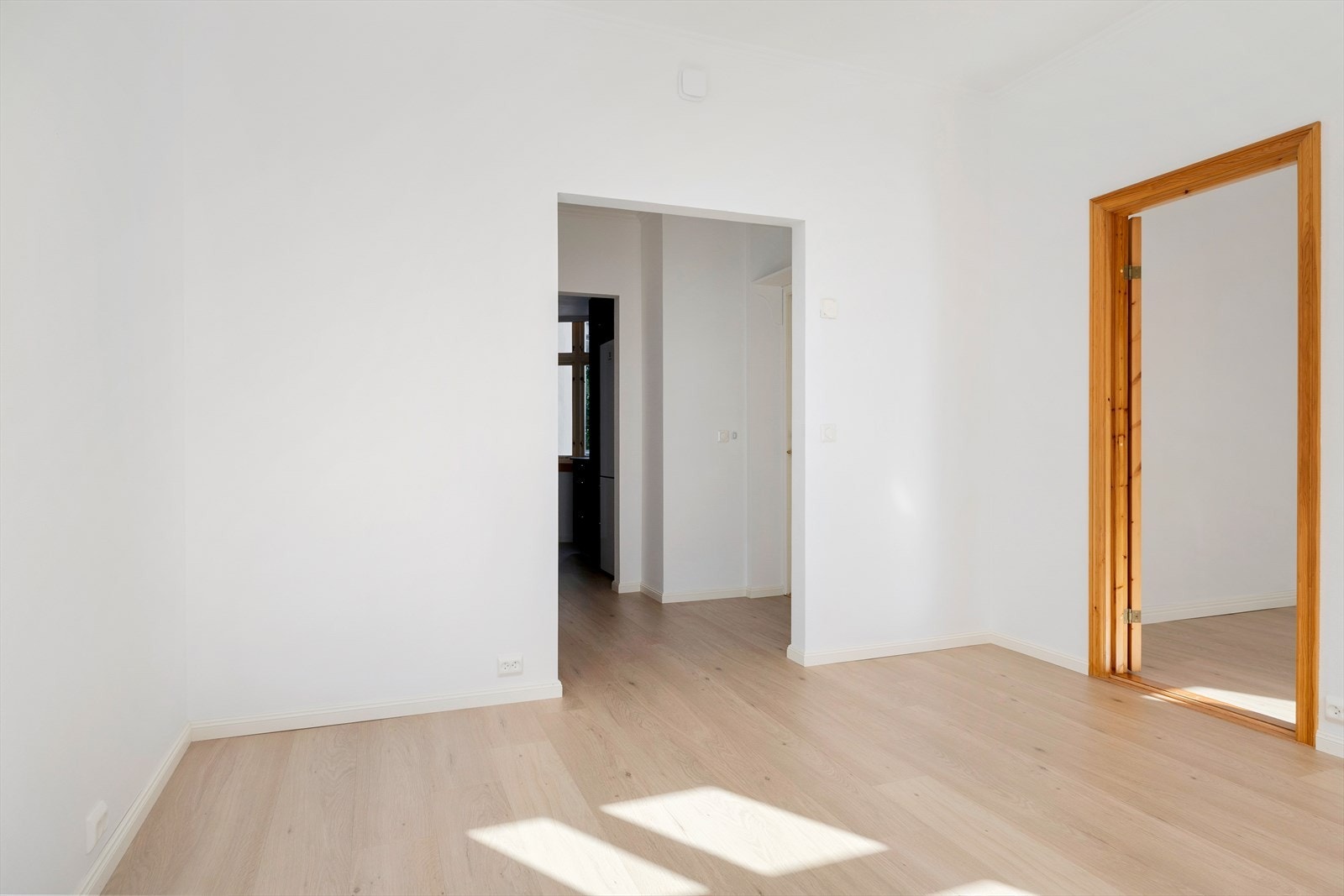 Hele leiligheten ble i år opp igjen i lyse farger, og gulvet ble skiftet. Galleribilde