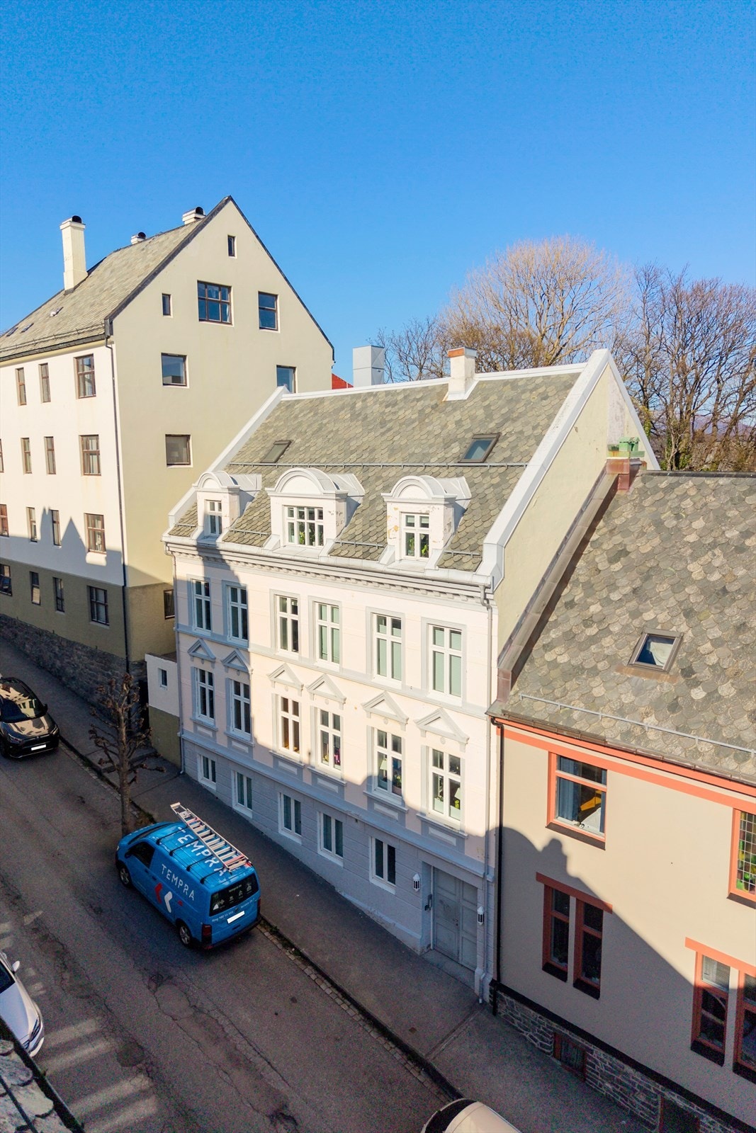 Du kommer inn i bygget fra Øwregata hvor du kan parkere bilen utenfor (soneparkering). Galleribilde