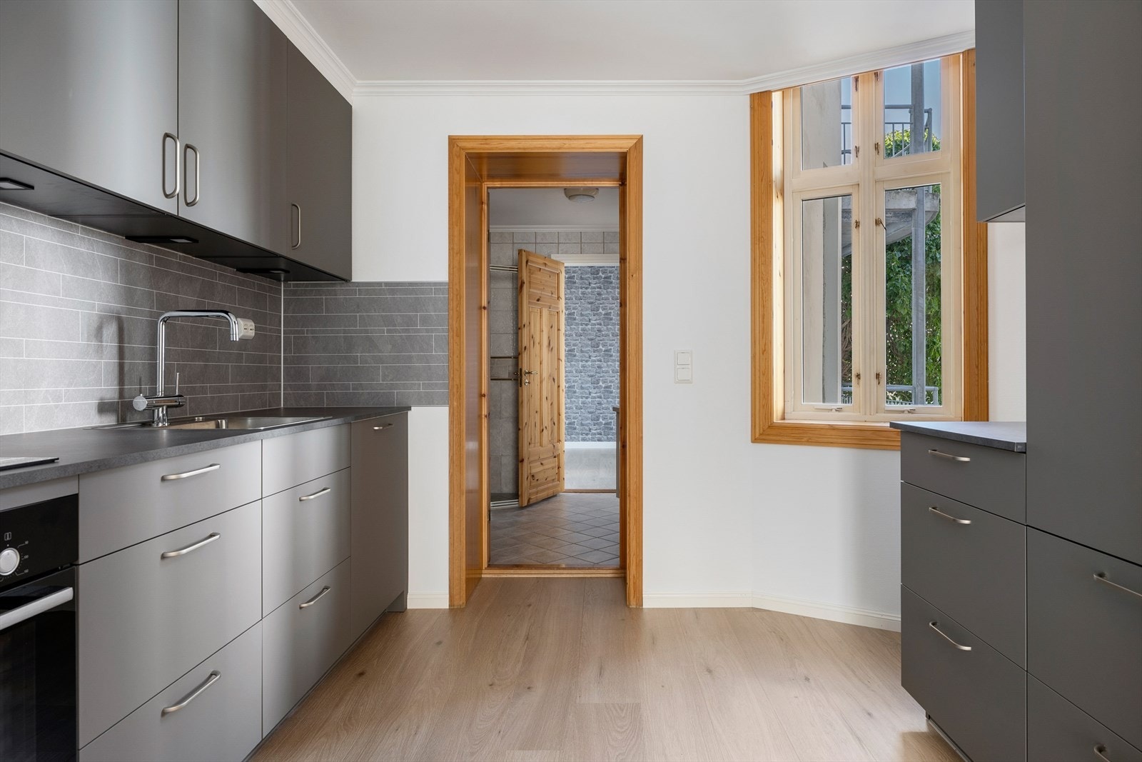 Innredningen er levert fra Kvik, og har grå fronter og mørk benkeplate i laminat. Galleribilde