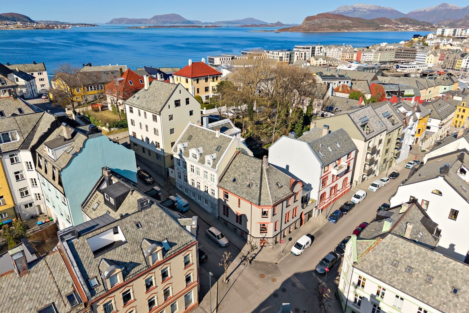 Beliggenheten gjør at leiligheten er ideell for deg som søker eventyr i sentrum! Galleribilde
