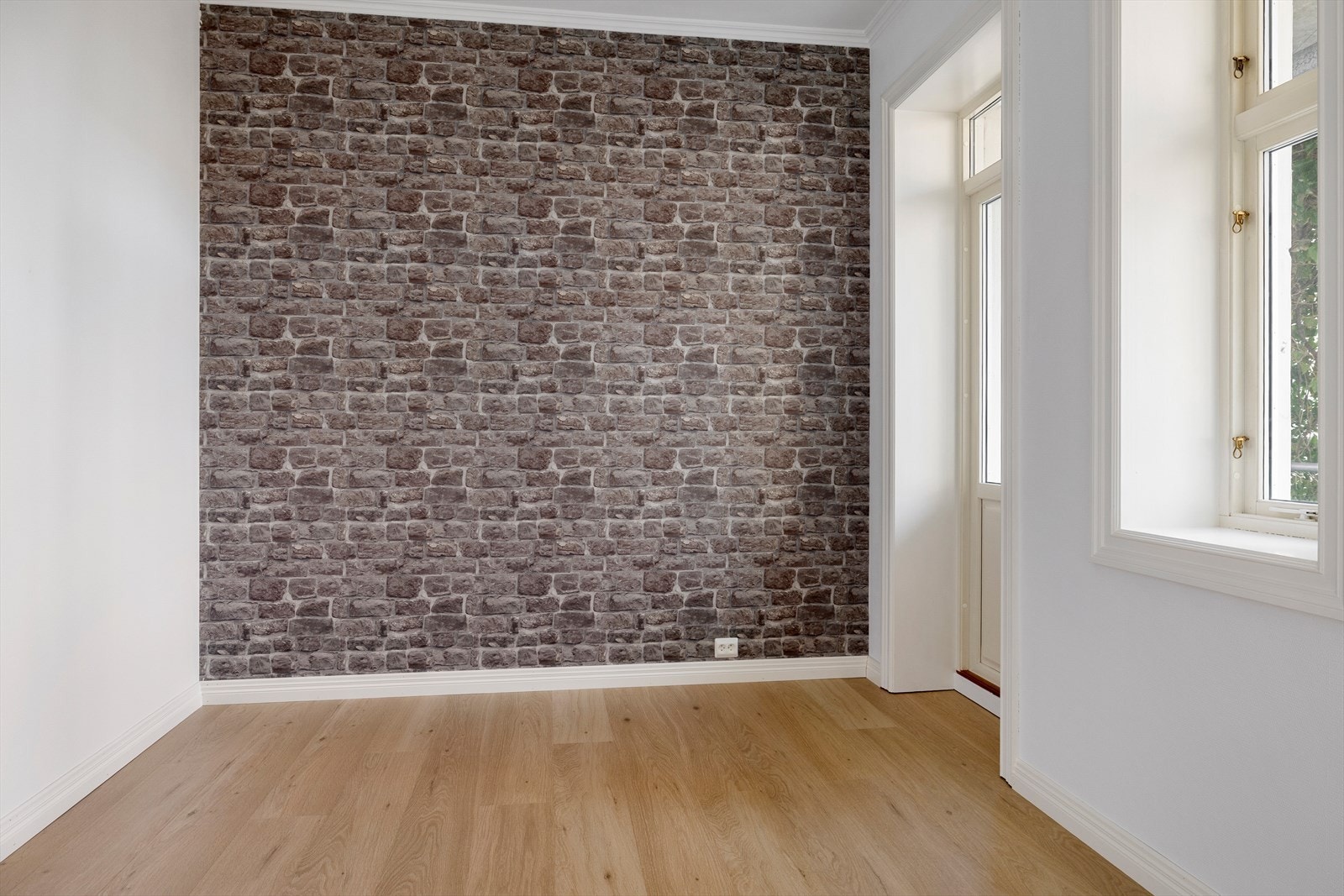 Hovedsoverommet har plass til seng, nattbord, garderobe og skrivepult. Galleribilde