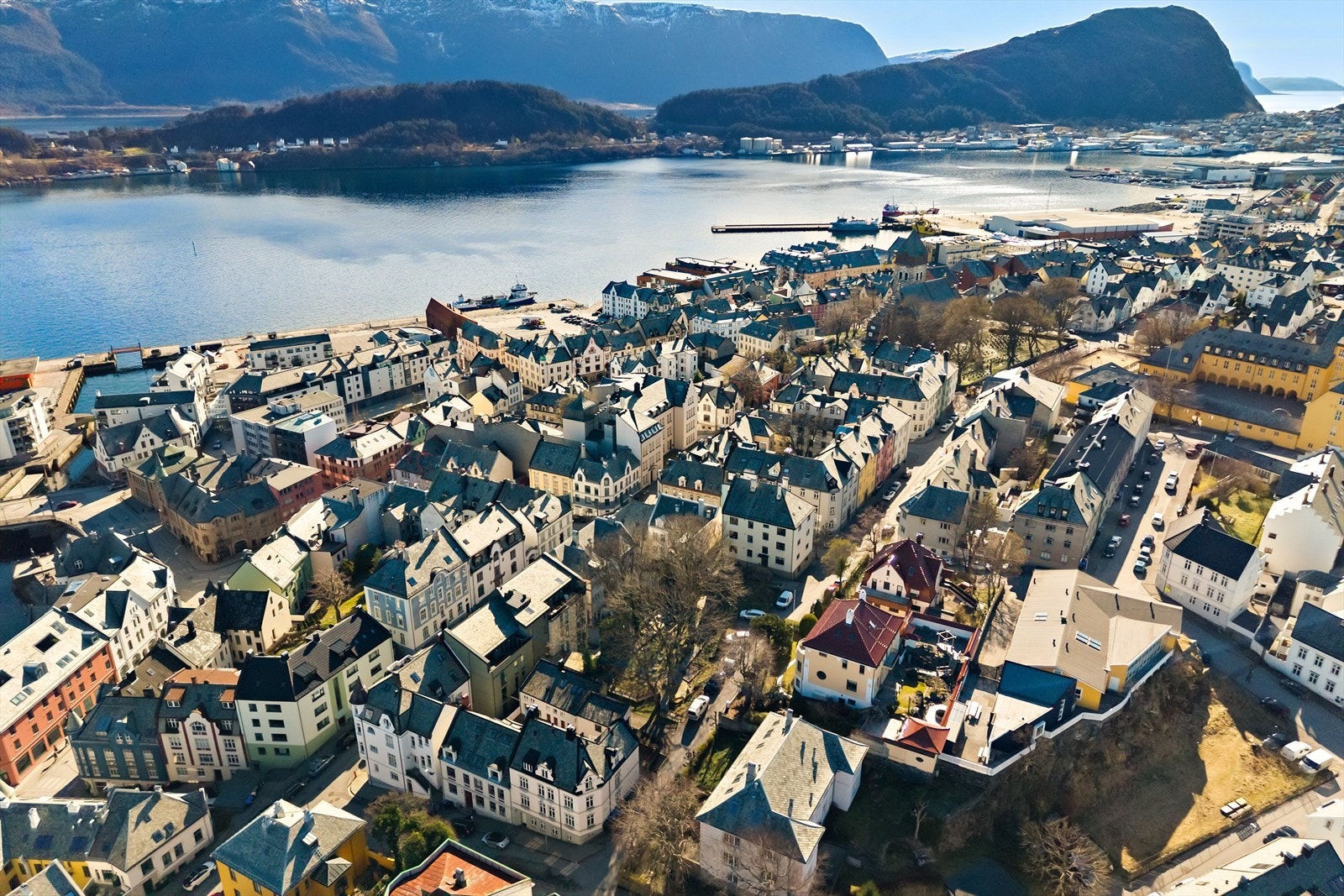 Det er gåavstand til det aller meste Ålesund har å by på, enten det er restaurantbesøk, turstier eller butikker. Galleribilde