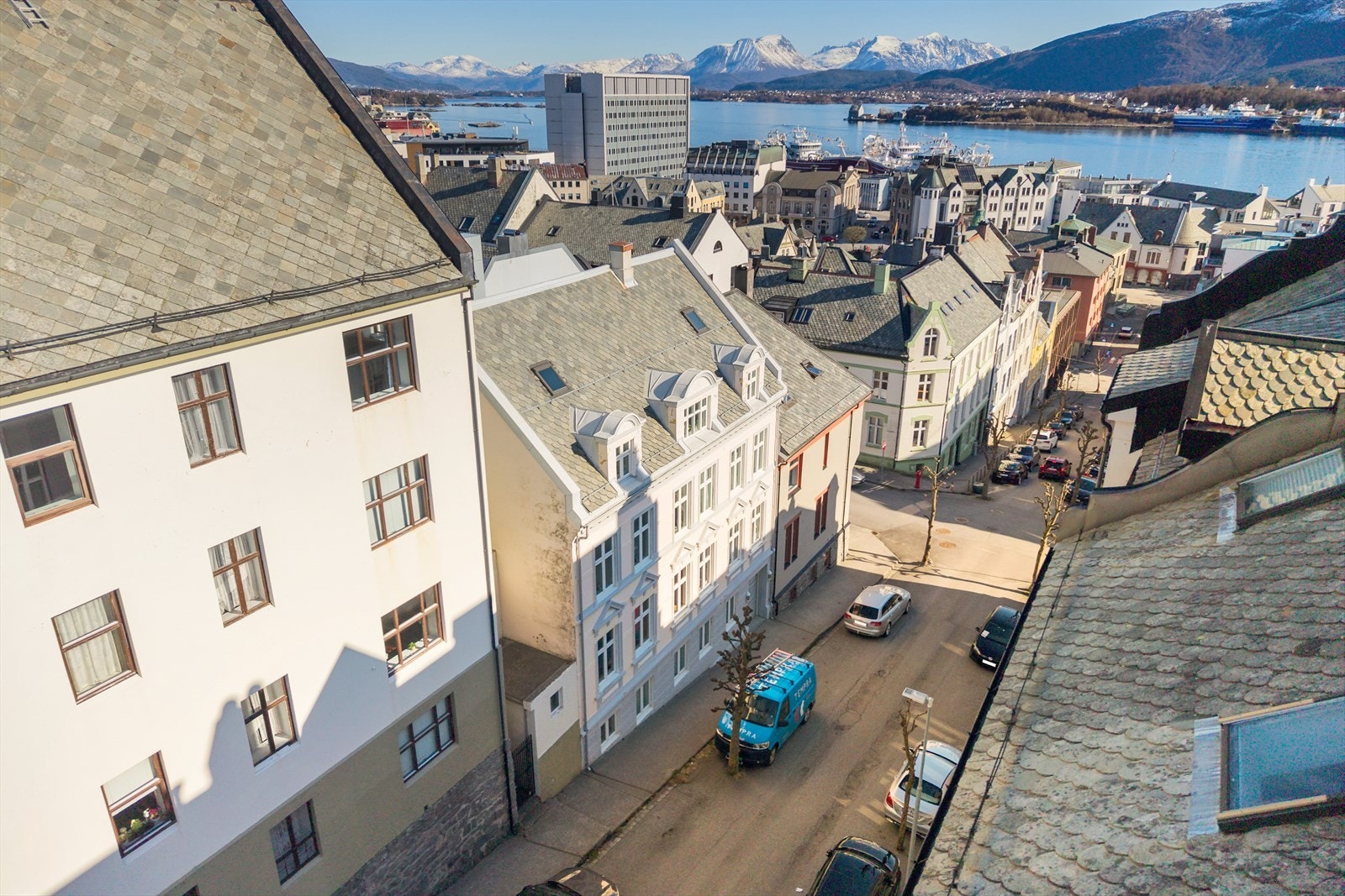 Det er soneparkering i området, hvor det er enkelt å finne plass. Galleribilde