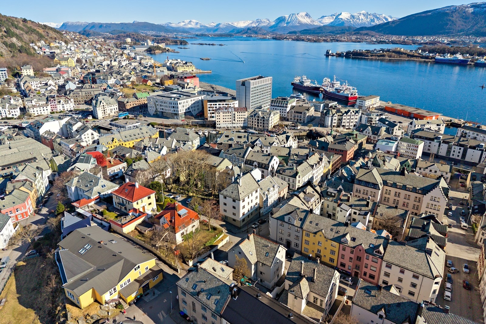 Fra eiendommen er det kort vei til dagligvarebutikker, busstopp og bysentrum. Galleribilde