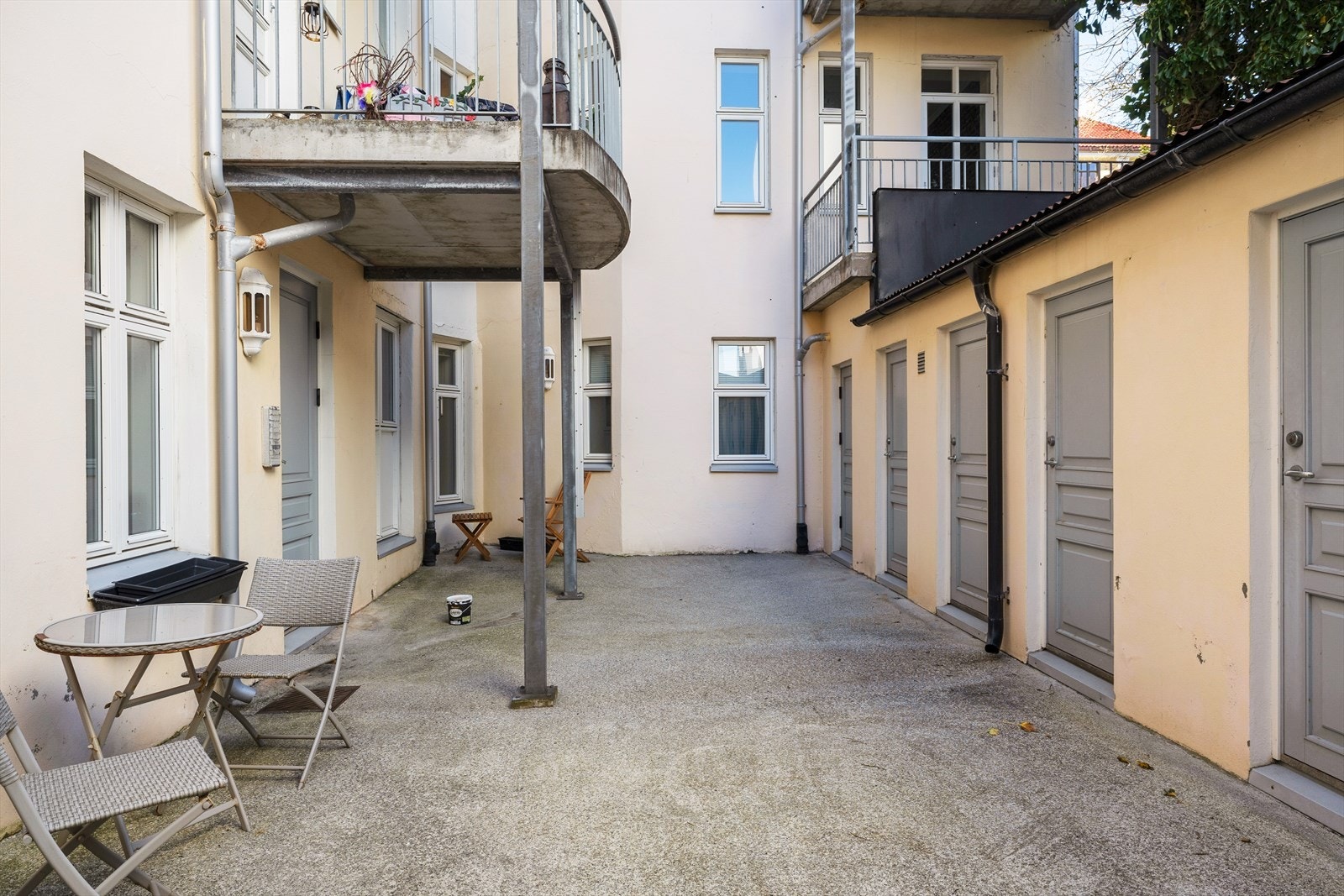 I bakgården er det også en bod som tilhører leiligheten. Galleribilde