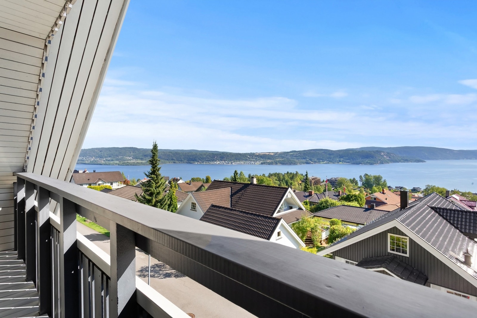 Balkongen ved loftstuen har flott vidstrakt fjordutsikt fra høyden. Galleribilde