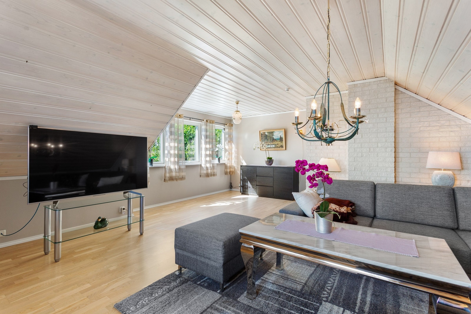 Parkett på gulv, tapet på vegger og panel i himling. Galleribilde