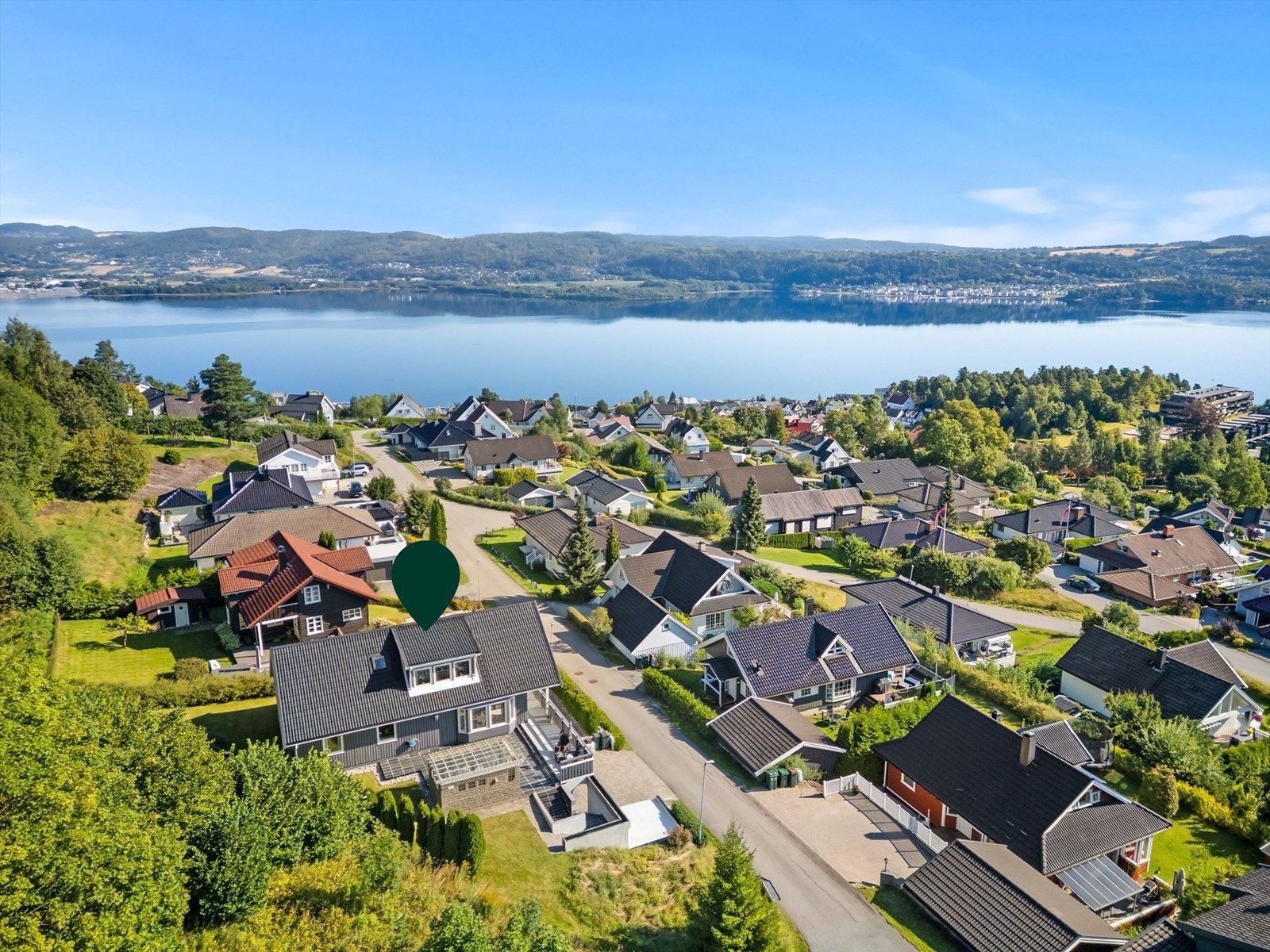 Langs Nordbyveien er det bussholdeplass med gode bussforbindelser til Drammen. Galleribilde