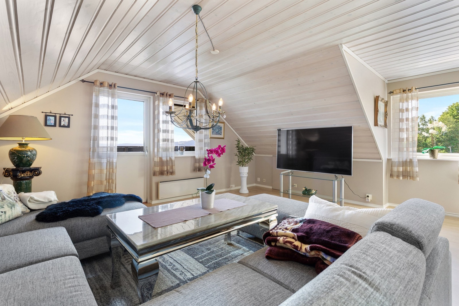 Utgang til overbygget balkong på ca. 9 kvm med utvendige downlights i tak. Balkongen har flott vidstrakt fjordutsikt fra høyden. Galleribilde