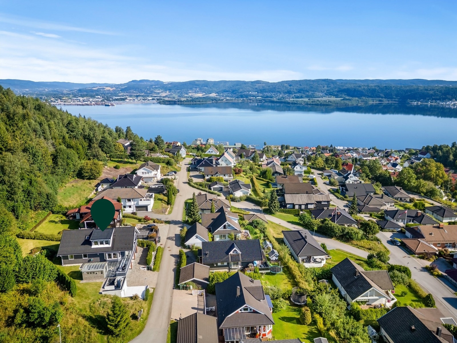 Få minutters gange til sjøen og båthavn, med strand og bademuligheter i Sota Fjordpark og Nøstodden. Galleribilde
