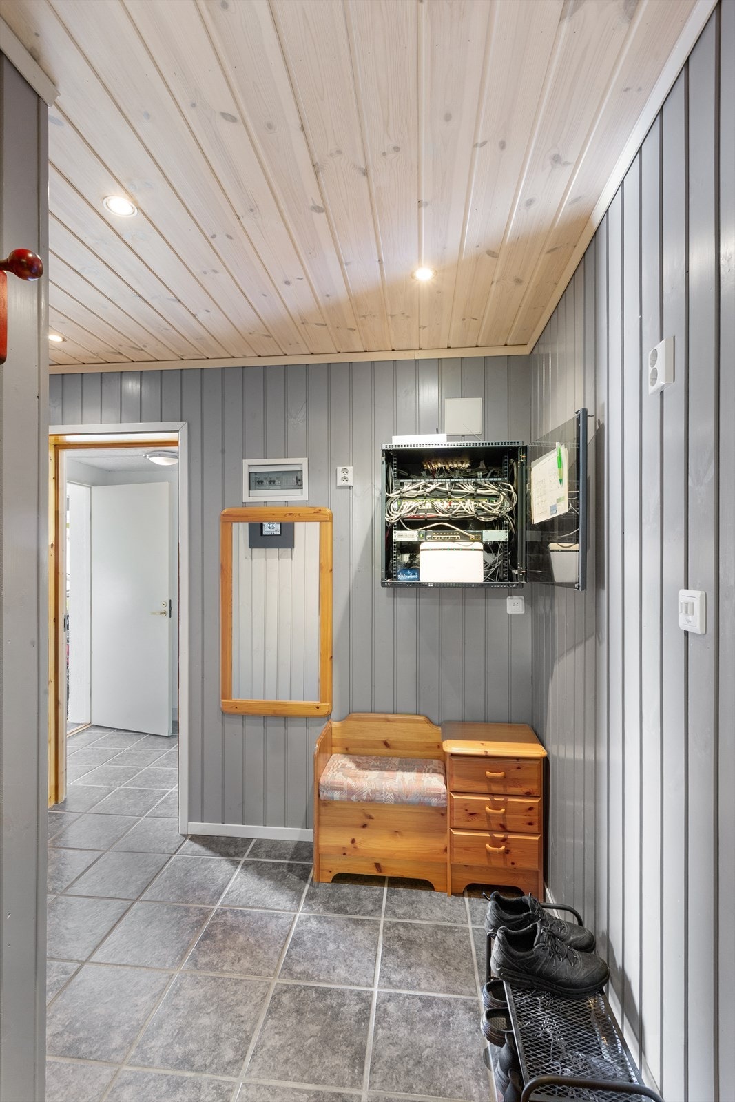 Trappegang til 1. etasje. Varmekabler i gulv. Galleribilde