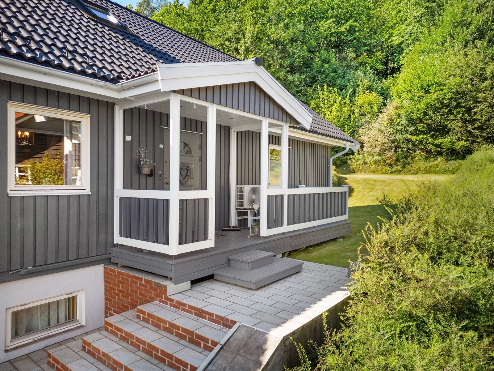 Overbygget inngangsparti til hoveddelen. Galleribilde