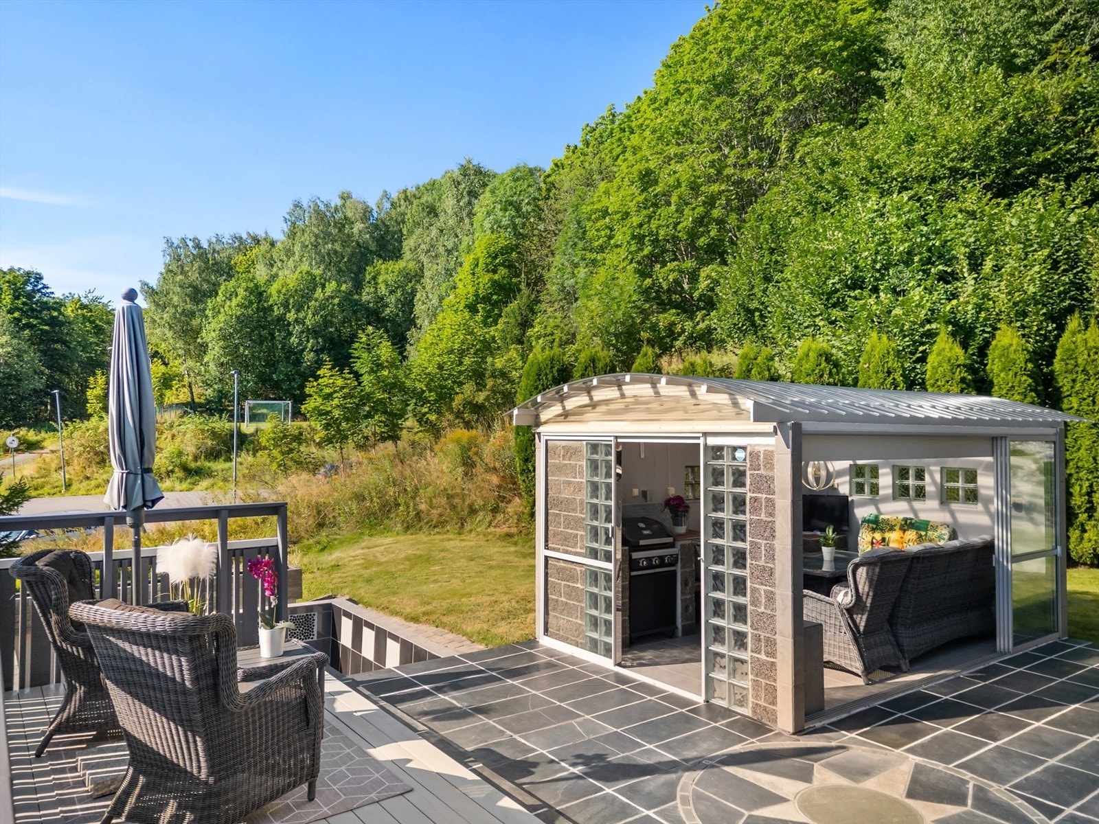 Hyggelig utestue på ca. 11 kvm med skyvbare glassvegger på terrassen. Galleribilde