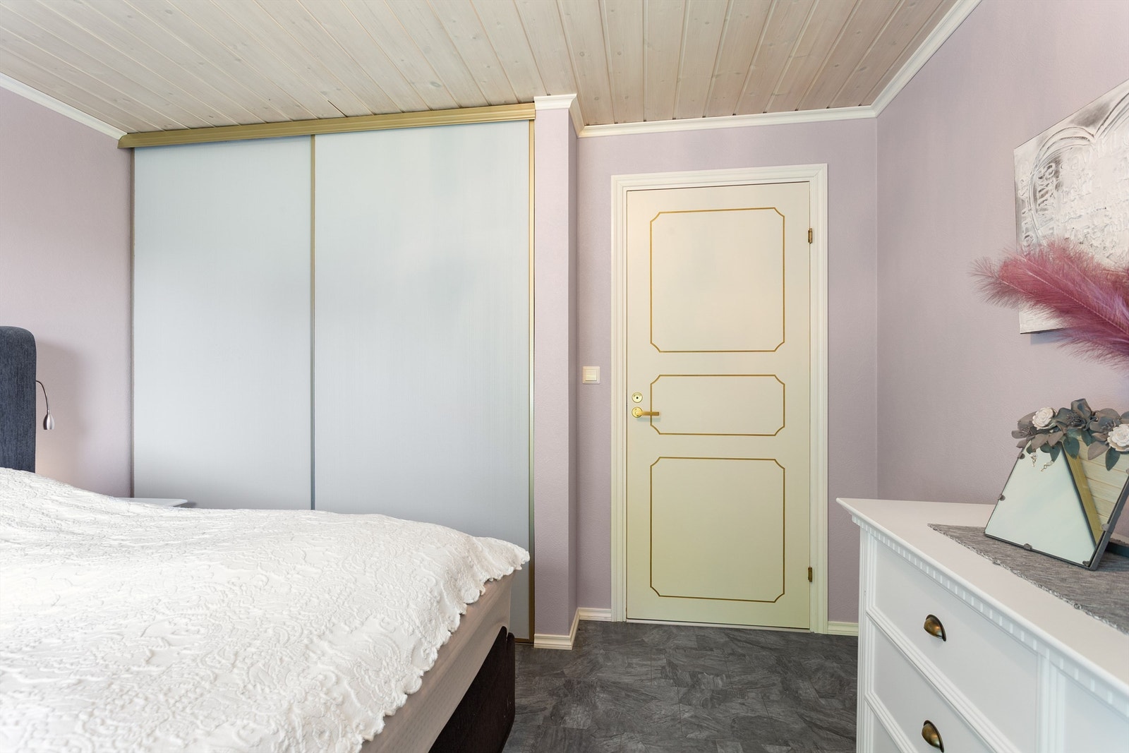 Soverom 1 med skyvedørsgarderobe i hvit og glatt utførelse. Galleribilde
