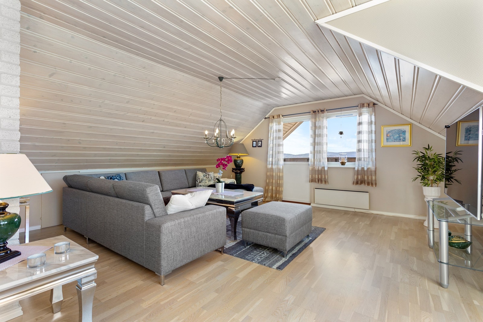 Hyggelig loftstue med sofaområde. Galleribilde