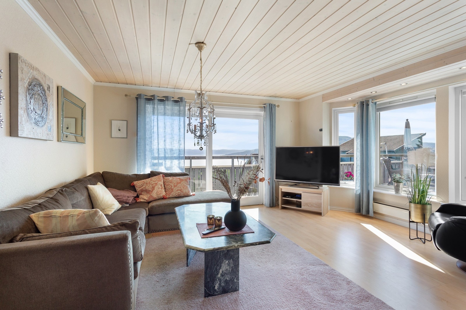 Stue med sofaområde og spiseplass. Galleribilde