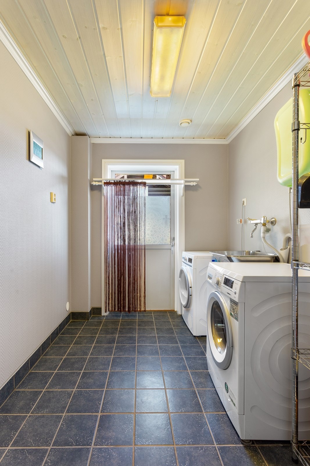Vaskerom med opplegg for vaskemaskin og tørketrommel. Rommet har også utvendig adkomst. Galleribilde