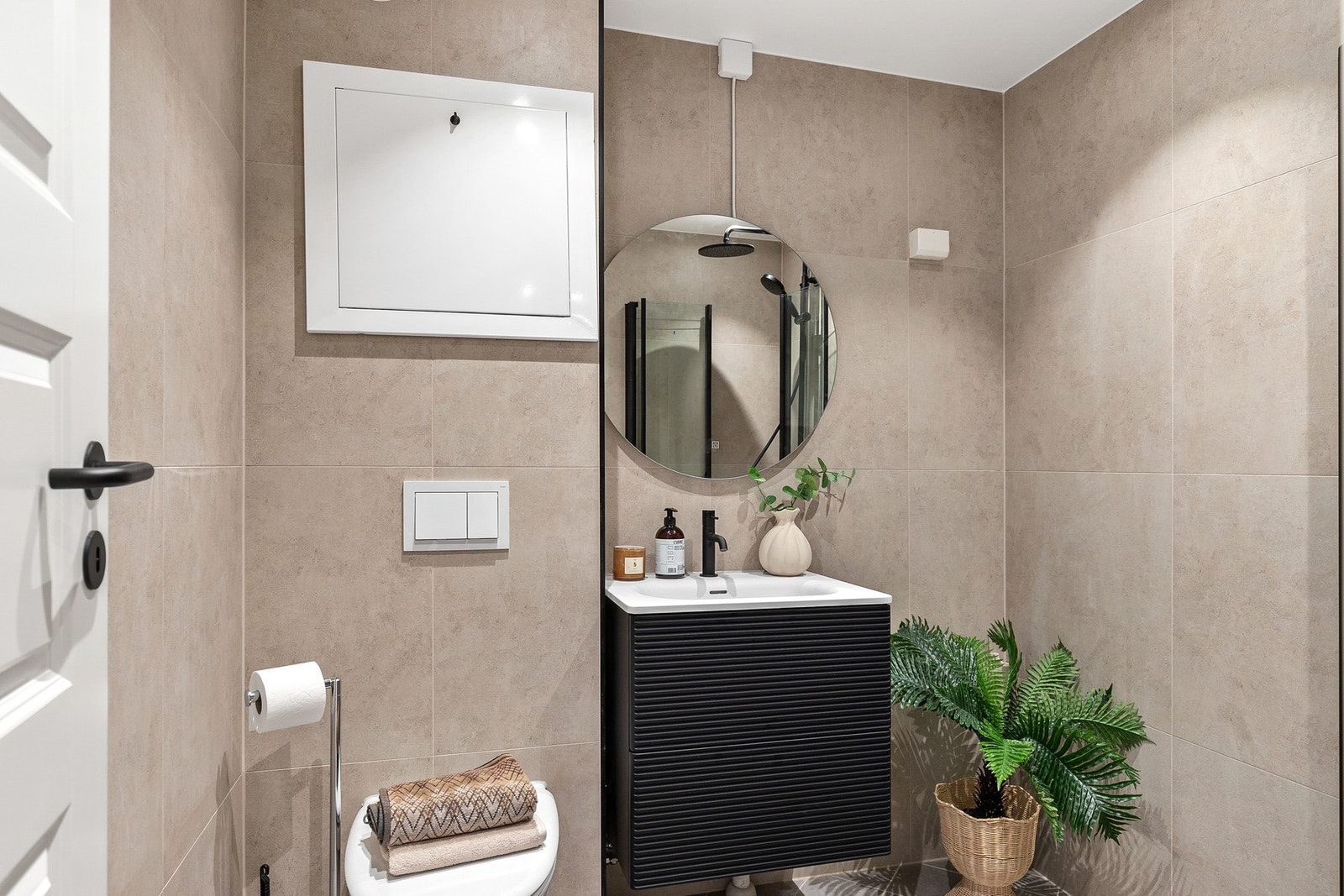Badet ble ifølge eier pusset opp i regi av borettslaget i 2019. I 2026 ble det lagt flis-på-flis på veggene, noe som gir et oppgradert og moderne uttrykk. Galleribilde