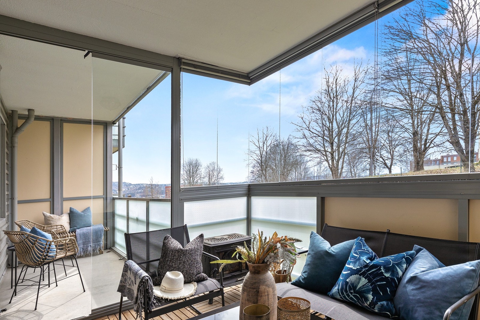 Den innglassede balkongen på ca. 8,2 m² har terrassefliser i treverk som gir en lun og behagelig atmosfære. Galleribilde