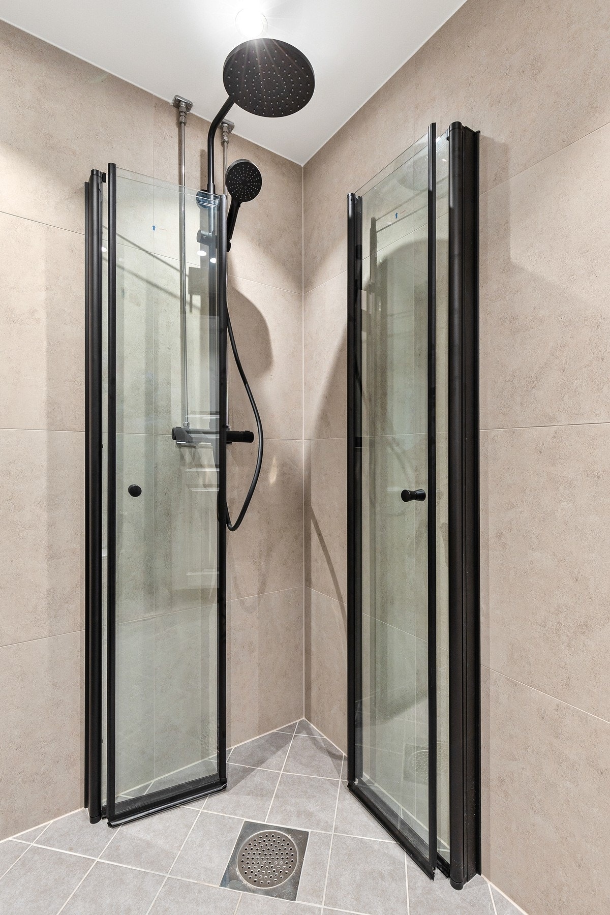 Innredningen består av et skap med glatte fronter, og badet er utstyrt med servant, klosett og dusj på gulv. Det er også opplegg for vaskemaskin. Galleribilde